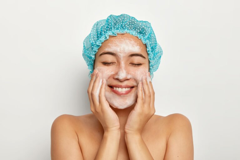 wanita mencuci muka dengan facial wash lembut