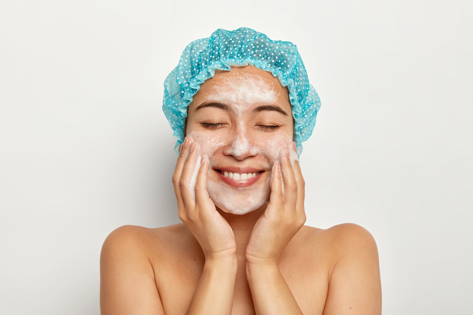 wanita mencuci muka dengan facial wash lembut